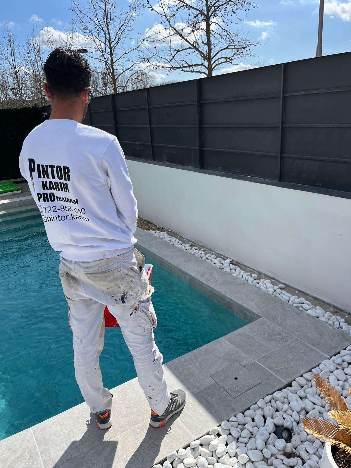 Pintor Karim trabajando en exterior